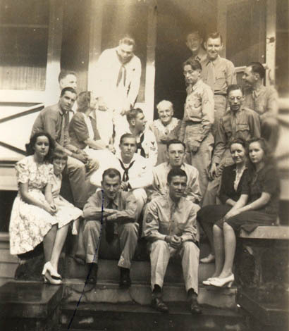 Soldiers invited for Sunday dinner in Honolulu by Hornung family