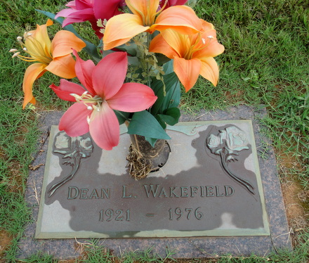 Dean Lewis Wakefield Gravestone, Tri-Cities Memorial Gardens