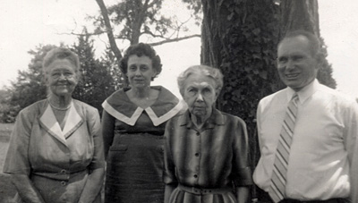 Susie Callahan, Frances Morris, Daisy Morris, and John Lacy Morris, Jr.,  ca. 1960
