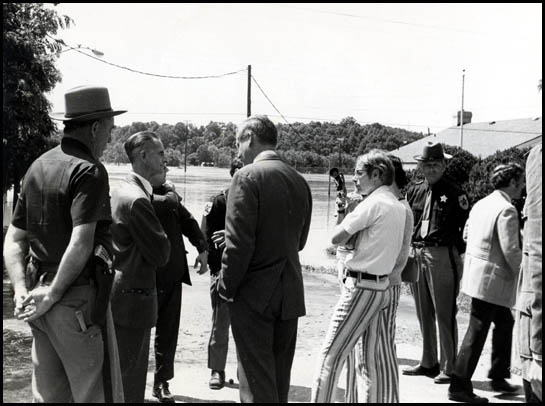 Mayor Thacker and Governor Holton near Scottsville Post Office, June 1972