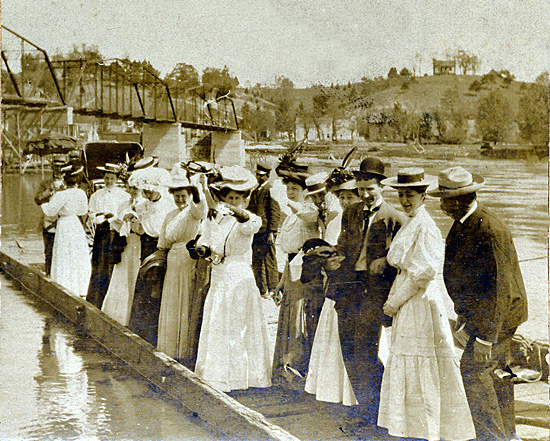 The last crossing of the James River by the Scottsville Ferry in 1907